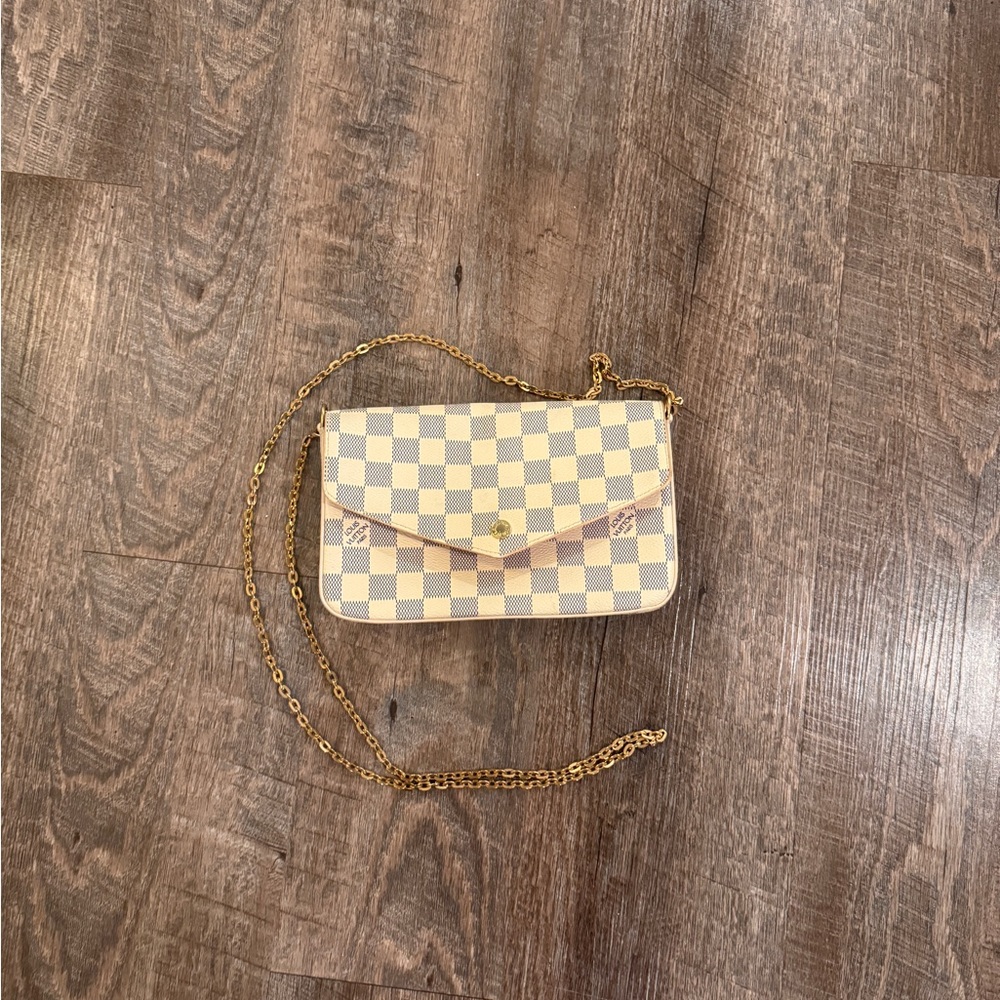 Women’s Crossbody Clutch